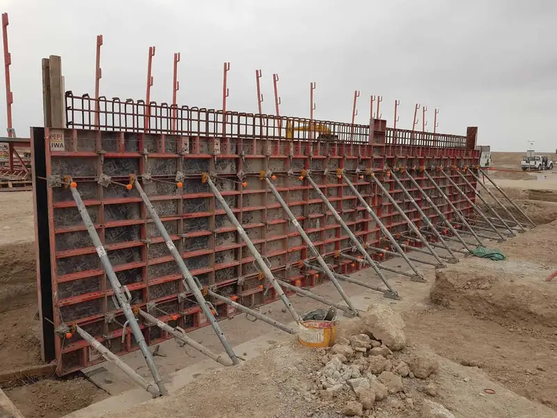 Steel formwork and rebar for a reinforced concrete retaining wall